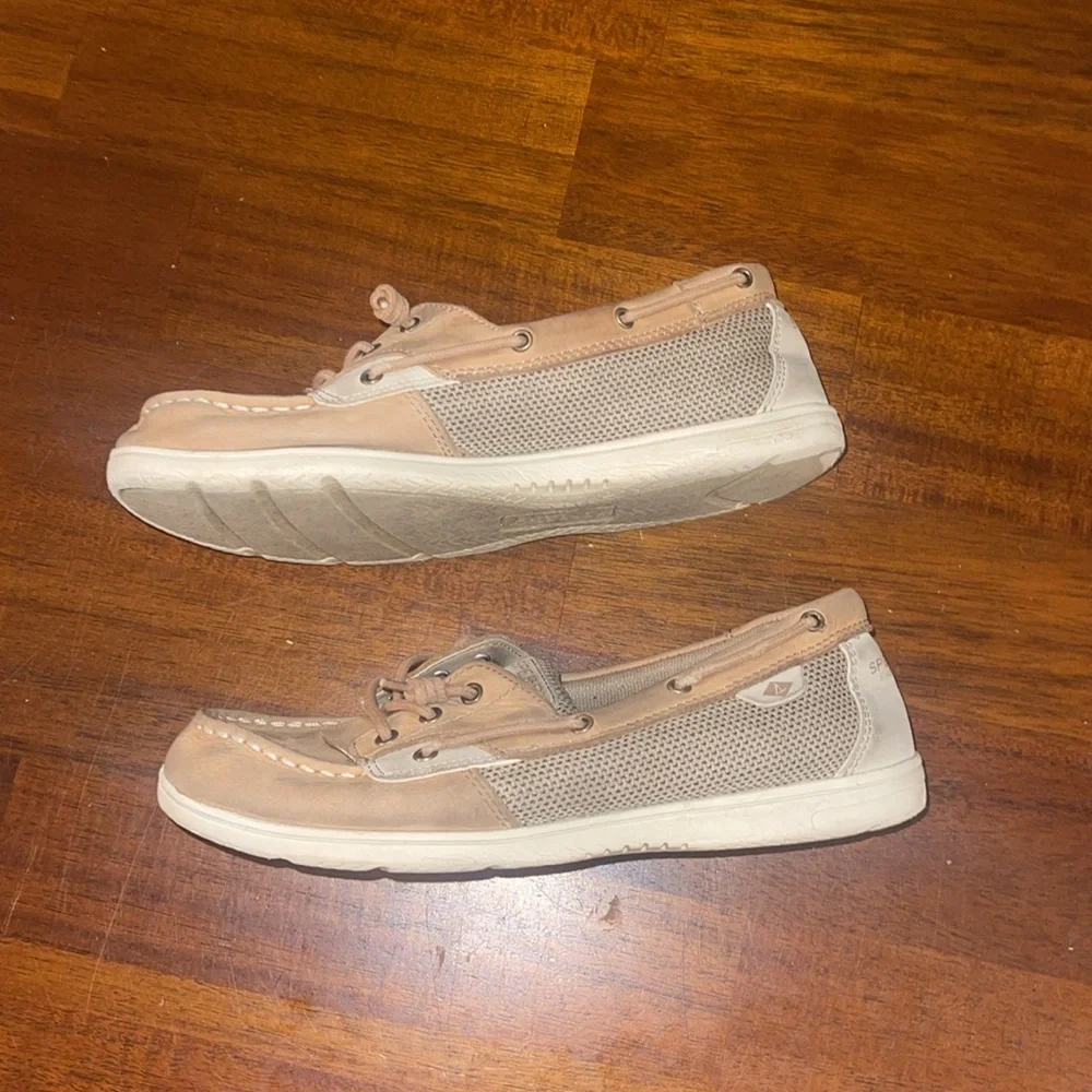Sperry ladies TopSider Boat shoe. Size 6M. Linen/Oat. Minimal wear